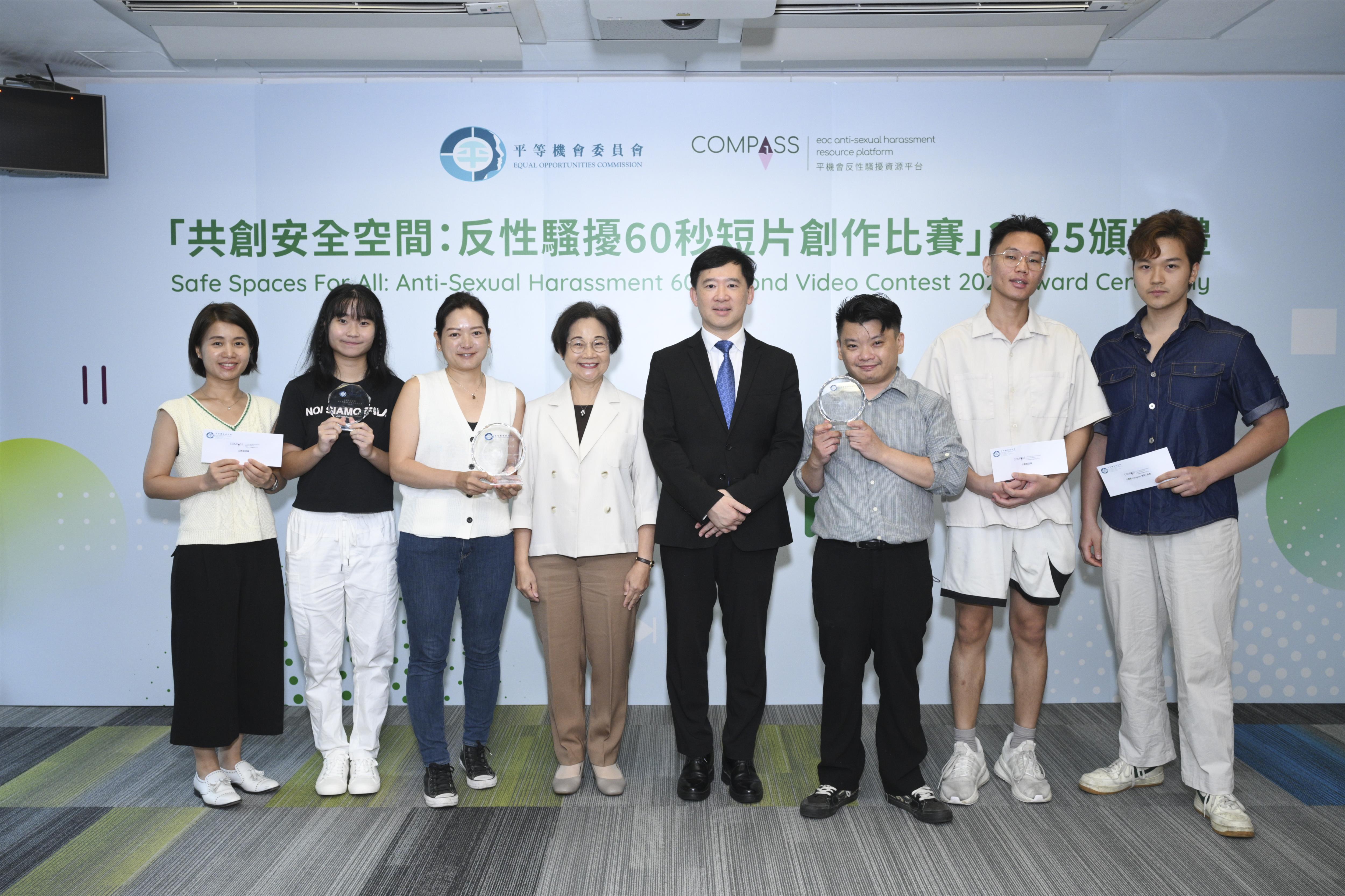 Ms Linda LAM Mei-sau, EOC Chairperson (fourth left), Mr Clement WOO Kin-man, Under Secretary for Constitutional and Mainland Affairs of the Government of the Hong Kong Special Administrative Region (fourth right), and winners of Open Category took a group photo.